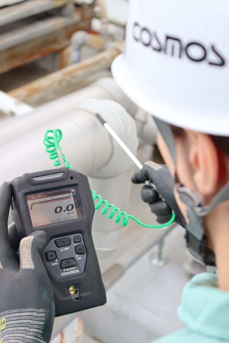 New Cosmos XP-3300II portatif gaz dedektörü ile endüstriyel tesiste gaz ölçümü