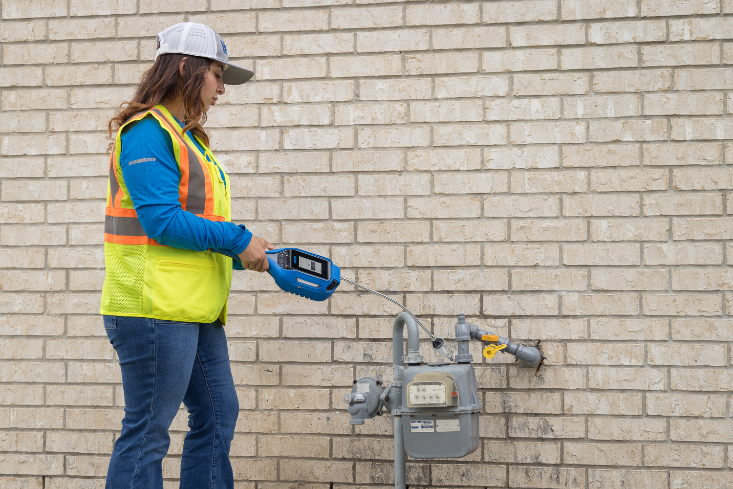Leak investigation on a service line with HYBRID Service